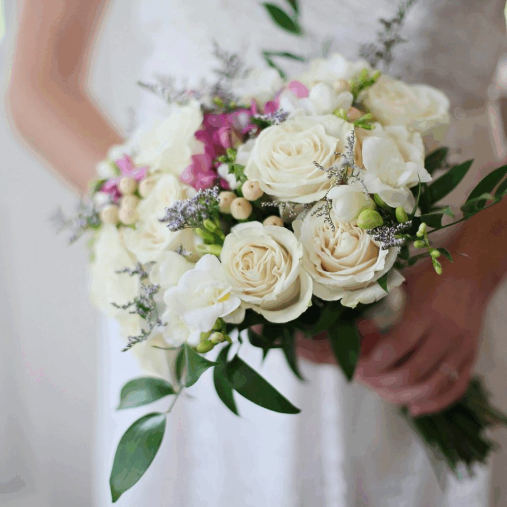Cream roses and soft lilac accents in bridal bouquet—elegant example of 2026 wedding color trends