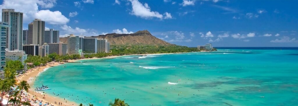 Aerial view of Honolulu skyline and turquoise waters of Waikiki on Oʻahu, Hawaii.