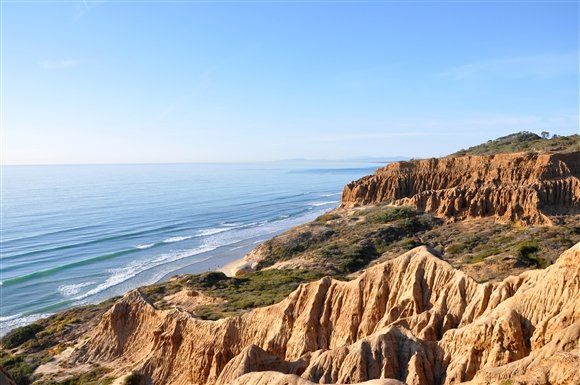 Panoramic view of Torrey Pines’ rugged sandstone cliffs dropping to the Pacific Ocean in La Jolla, California.