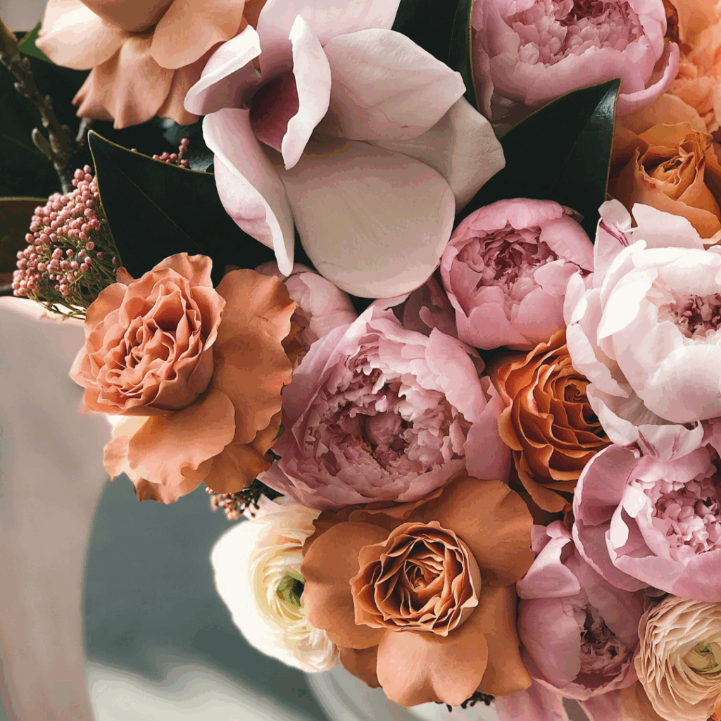 Peach and terracotta roses with blush peonies—bouquet illustrating 2026 wedding color trends
