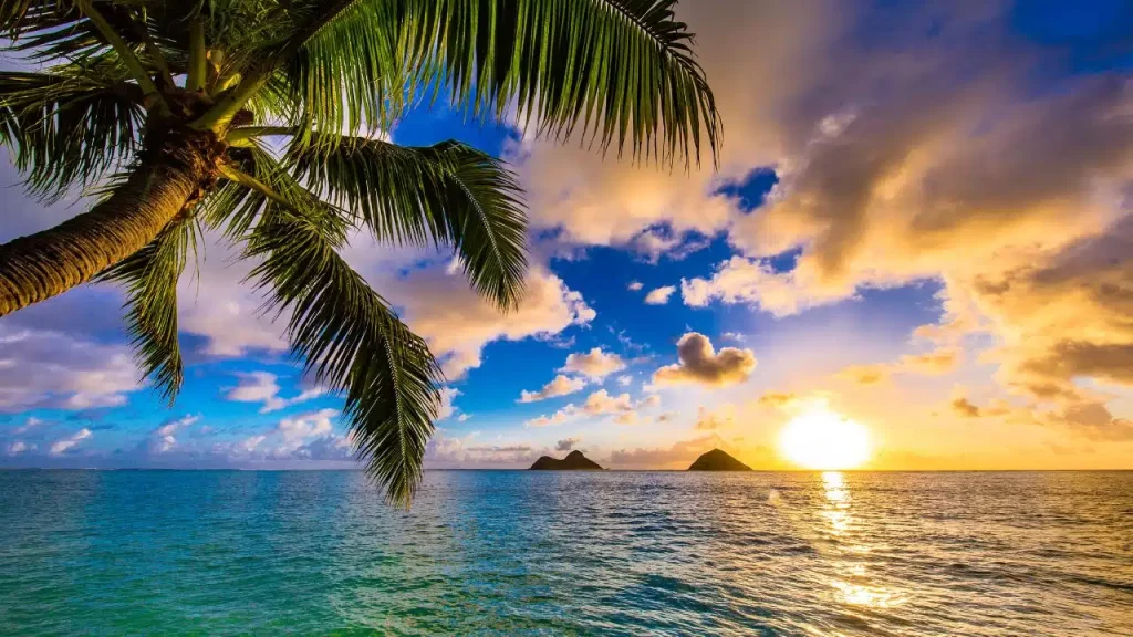Panoramic view of Waikiki Beach and Diamond Head on Oʻahu, Hawaii.